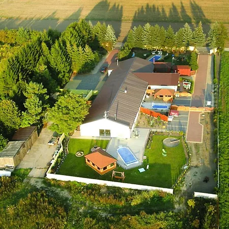 Hébergement de vacances Terraced House With Pool And Sauna *