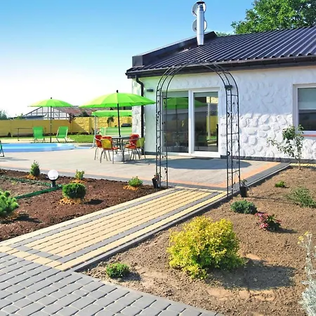 Terraced House With Pool And Sauna *