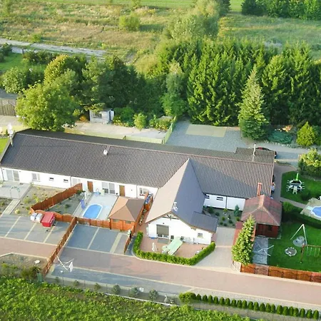 Terraced House With Pool And Sauna Hébergement de vacances *