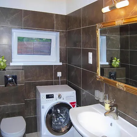 Terraced House With Pool And Sauna, Semesterbostad