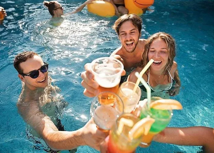 Сasa de vacaciones Terraced House With Pool And Sauna, Zitzmin