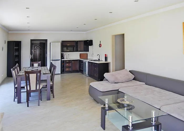 Terraced House With Pool And Sauna, Сasa de vacaciones *